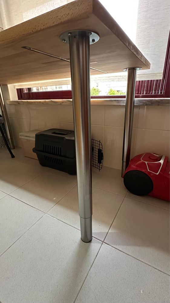 Secretária c/ pernas reguláveis Ikea