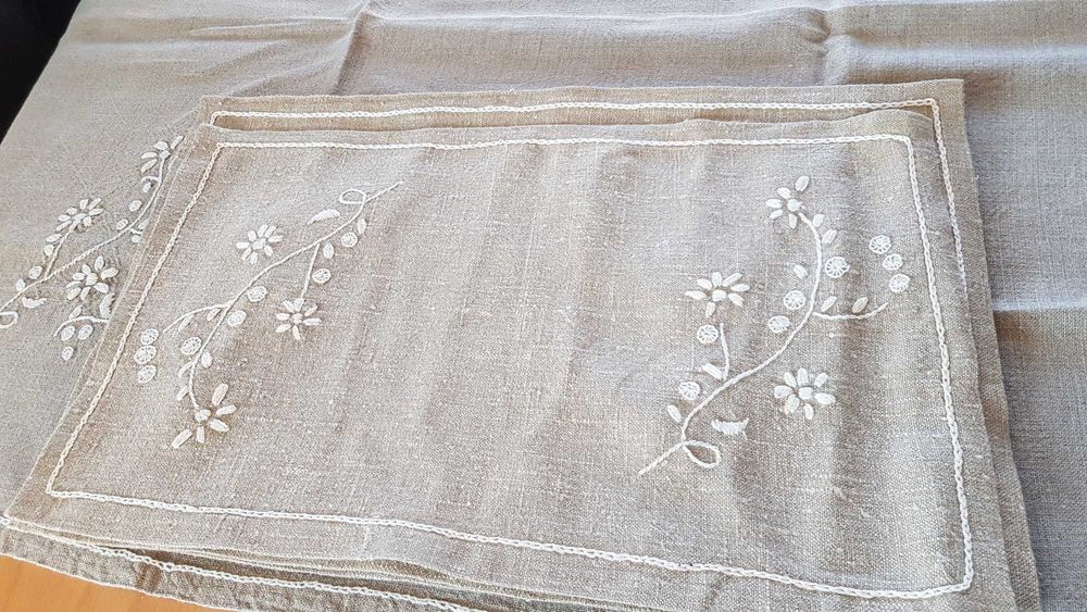 Lniany obrus i sześć serwetek ręcznie haftowany