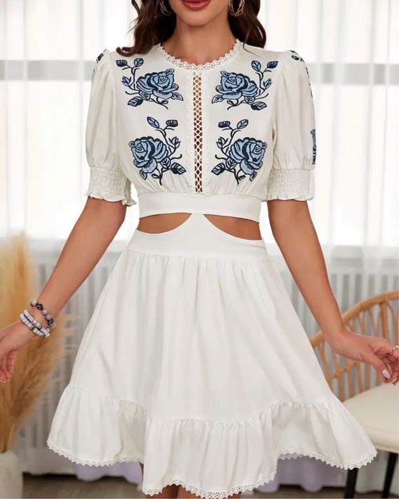 Літня сукня із голубими квітами