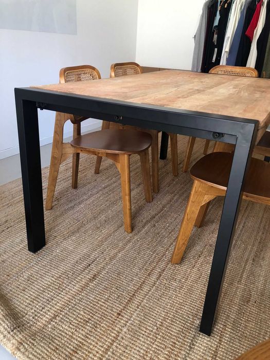 Mesa madeira e preta SKLUM