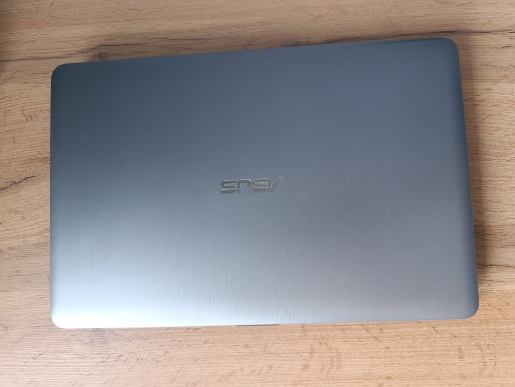 Laptop Asus R541U i3-6006U 4GB RAM 256GB SSD Full HD Windows 10
