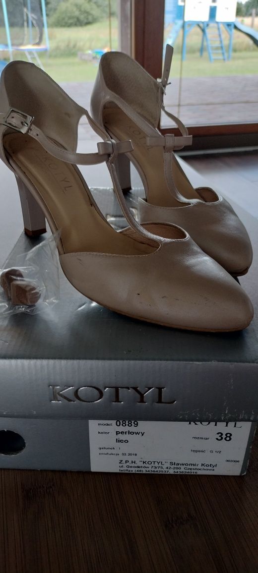 Kotyl buty damskie perłowe 38