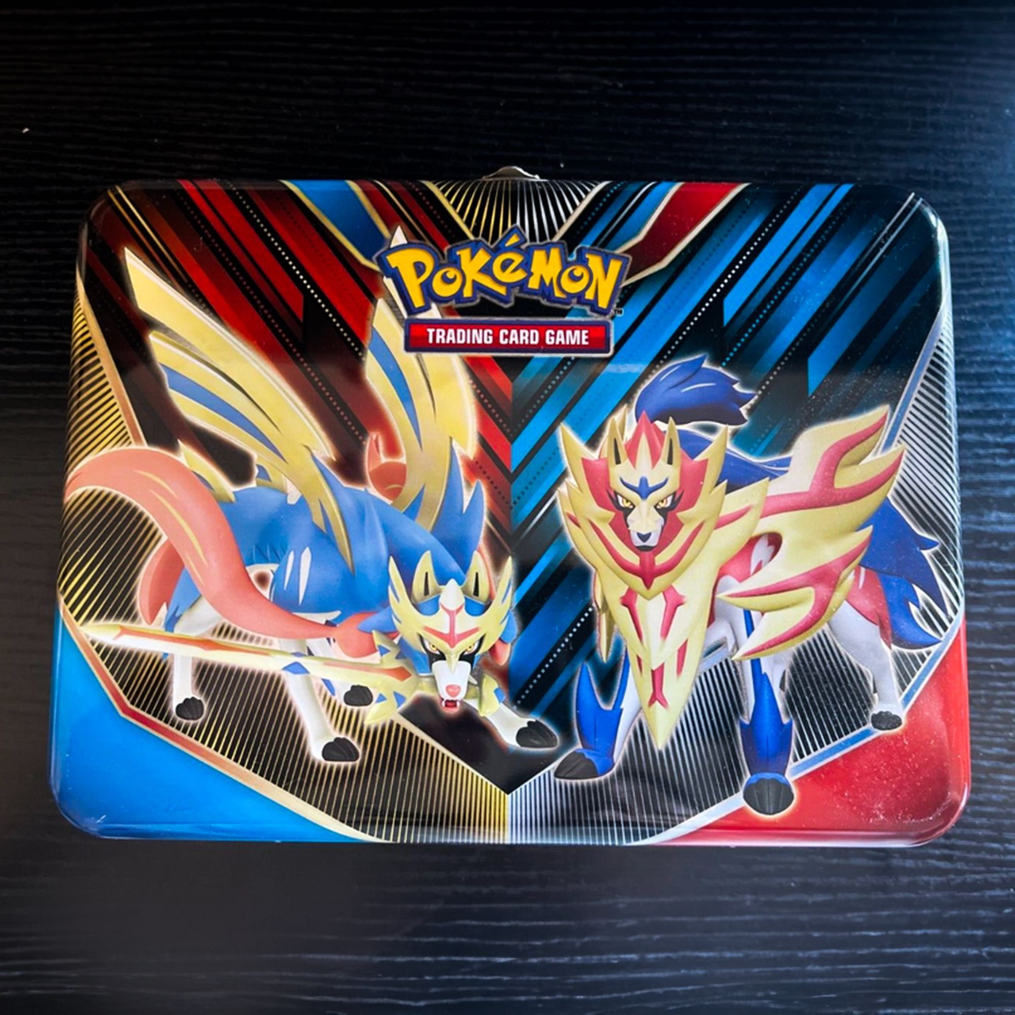 Pokémon TCG: Collector Chest Spring 2020 Dodatki i 3 karty promo.