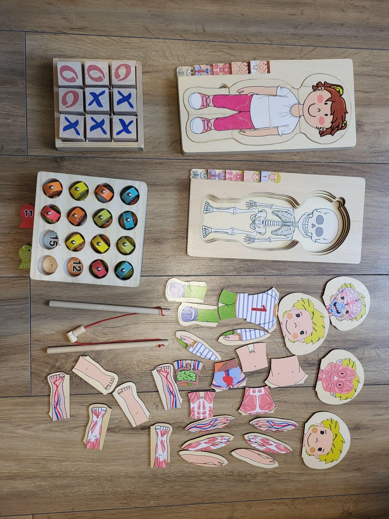 Drewniane puzzle ciało i rybki