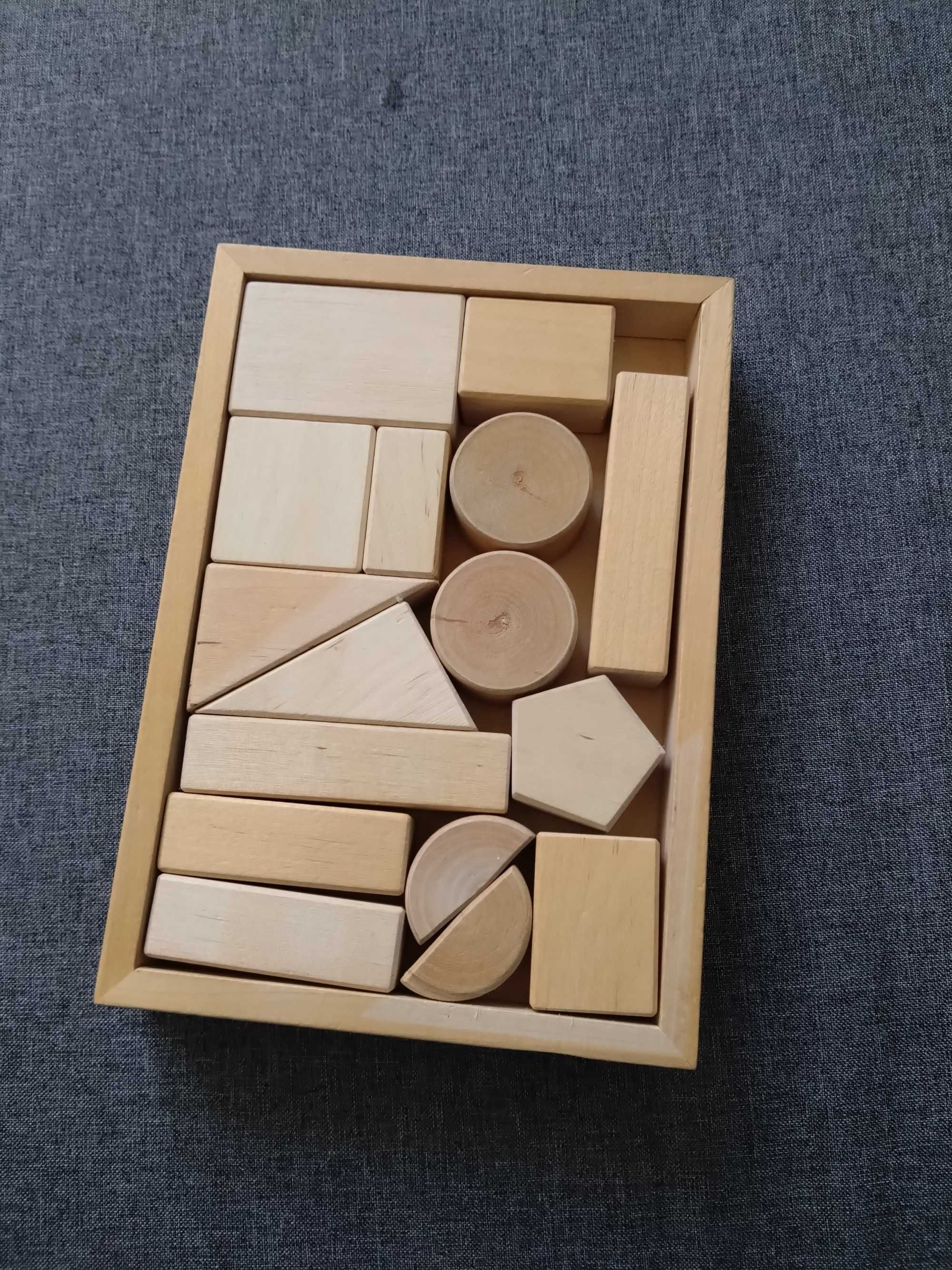 Drewniane klocki w pudełku