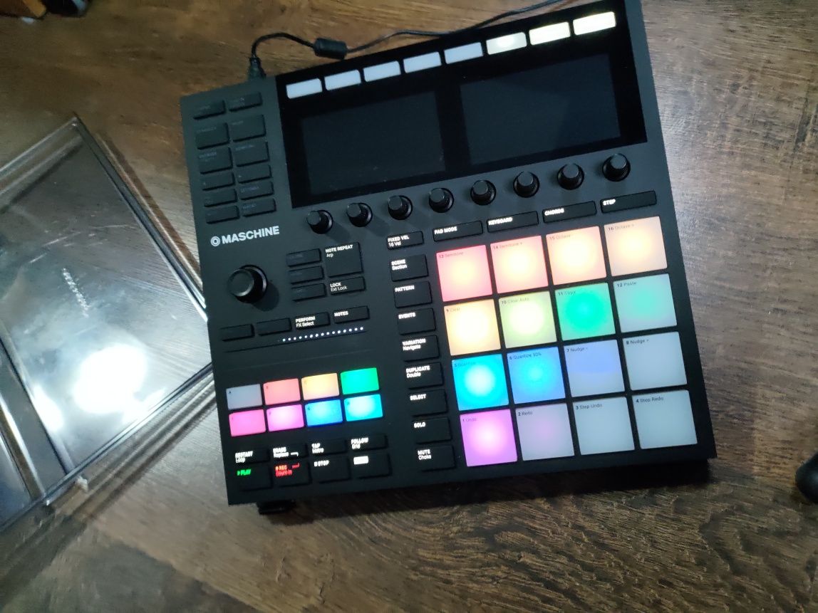 NI Maschine MK3 kontroler + Decksaver + stojak na biurko