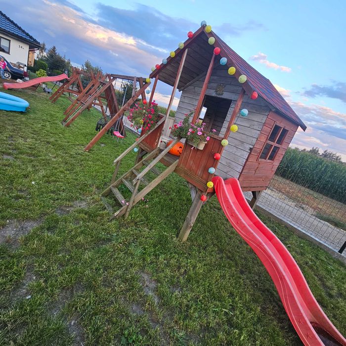 Plac zabaw domek bujaczki zjeżdżalnia