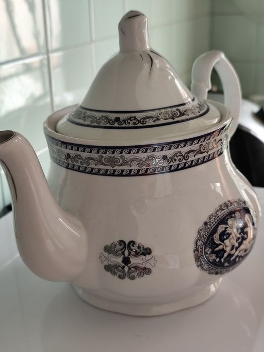 Bule com desenho azul