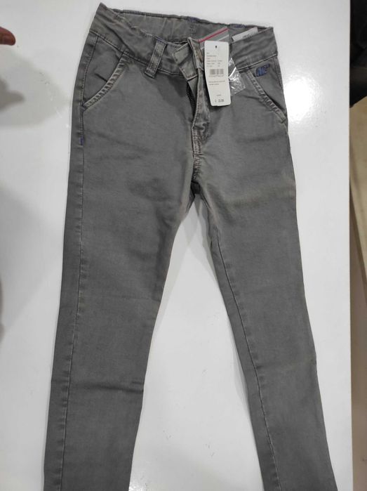 Calças de ganga Menino 4 Anos. Novas