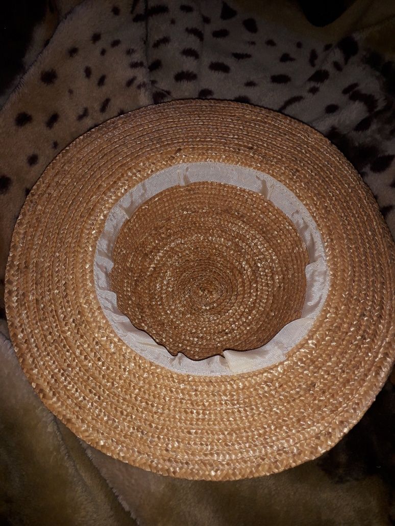 Шляпа- канотье соломенная с полями.