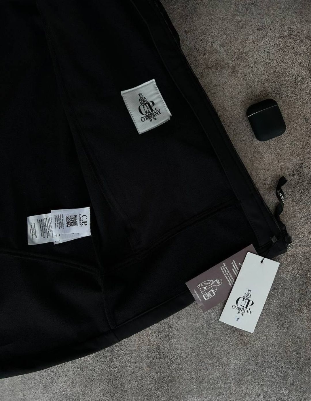 Вітровка C.P.COMPANY

×Люксовий матеріал Soft Shell 

×Все