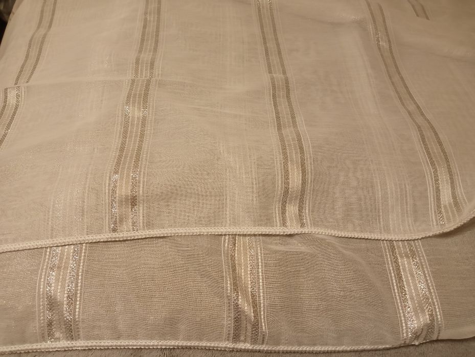 Biało-srebrna, duża firanka do salonu