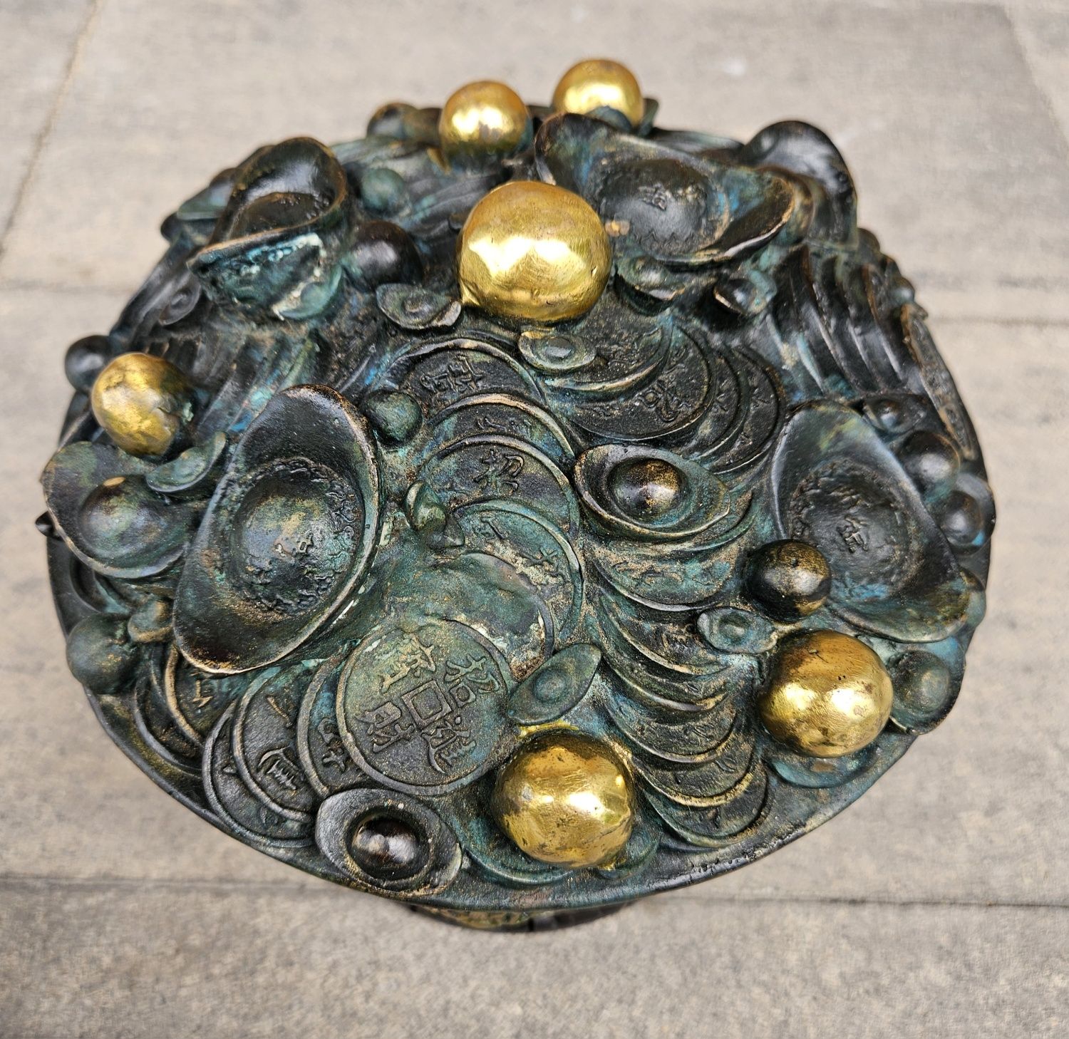 Symbol bogactwa figura z brązu