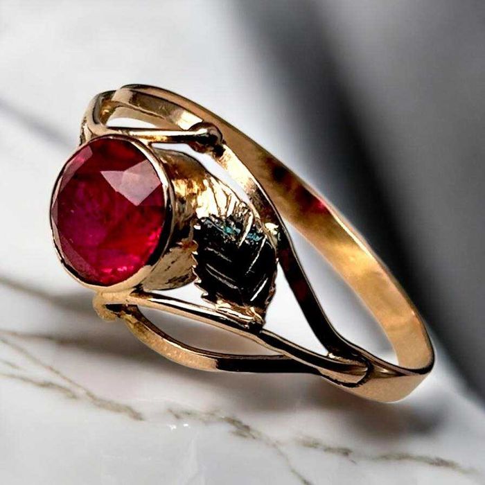 Pierścionek z rubinowym kamieniem 1,71g!