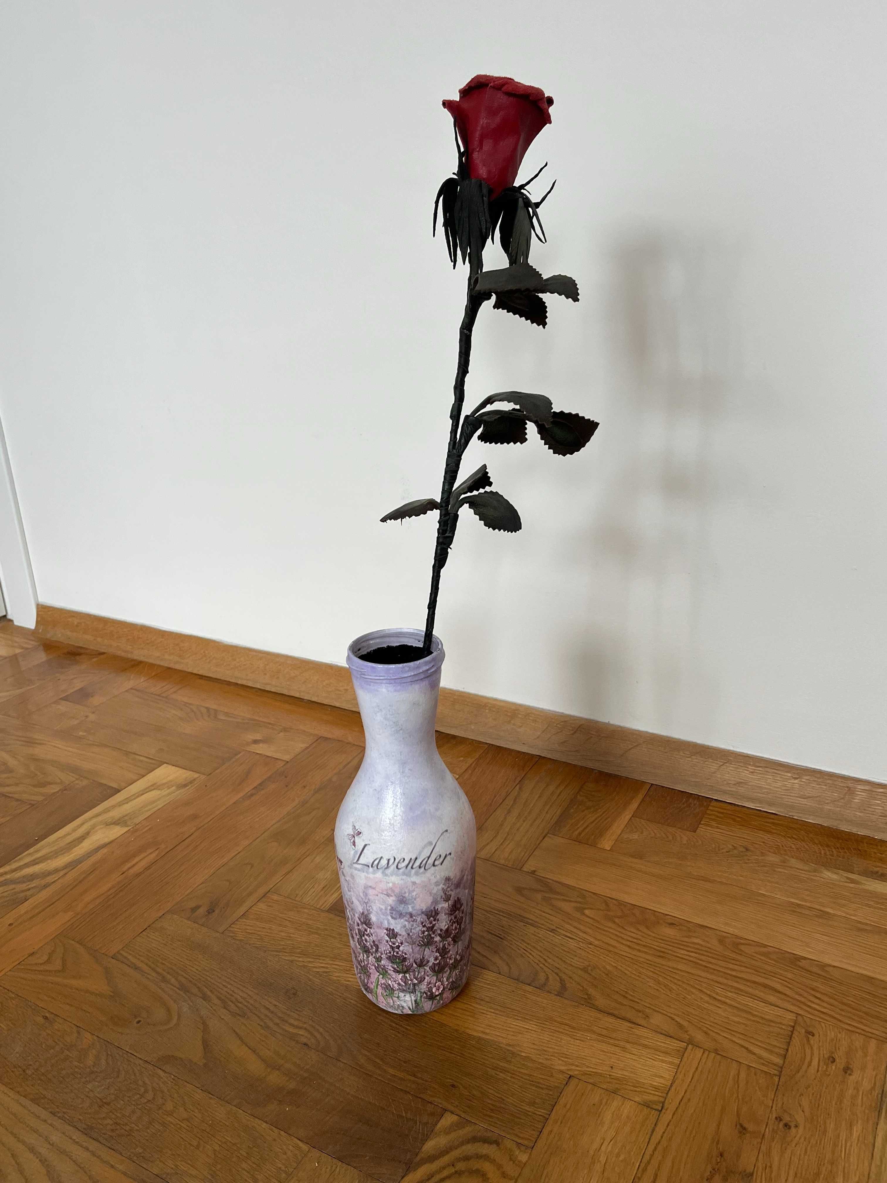 Ręcznie malowany wazon plus róża