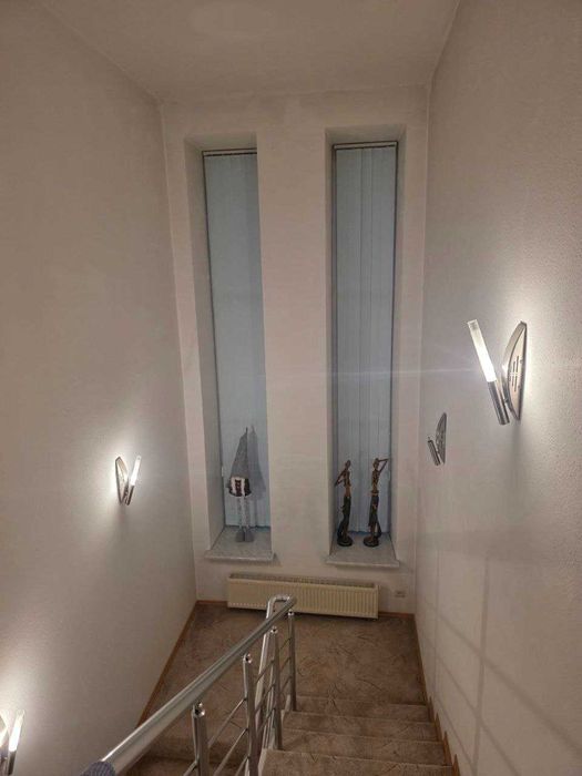 Продам двоповерховий будинок 260 кв м