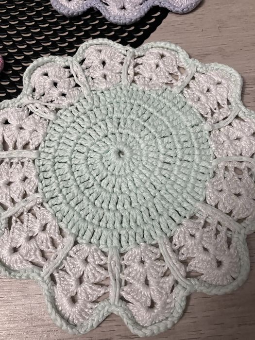 Serwetki wykonane na szydełku. 4 sztuki. Vintage