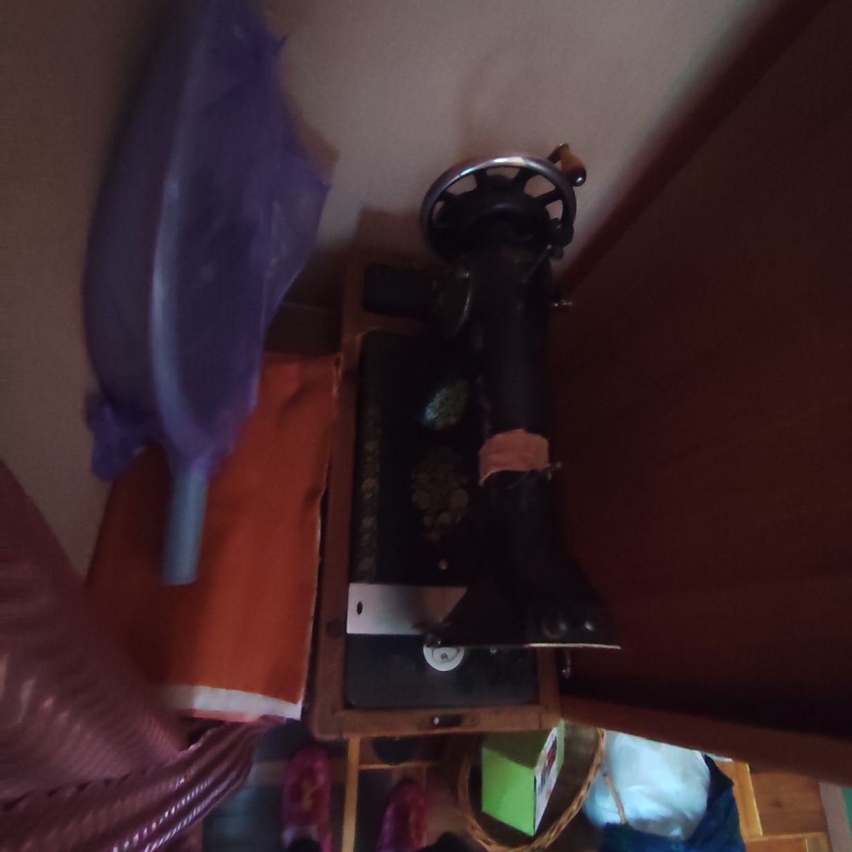 Продам швейную машинку, ценителям раритета, ей 98лет, шьёт идеально, .