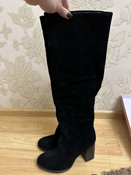 Продам зимові натуральні замшеві чоботи.