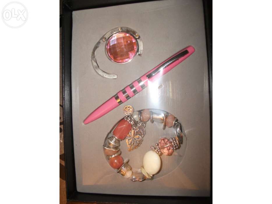 Conjunto de mulher rosa com pulseira, porta chaves e caneta