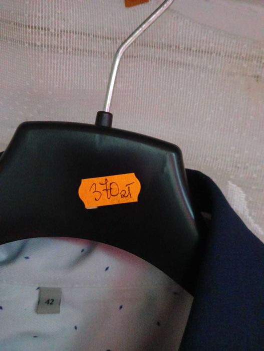 Garnitur jak nowy 176/104, założony raz.  GRATIS pokrowiec.