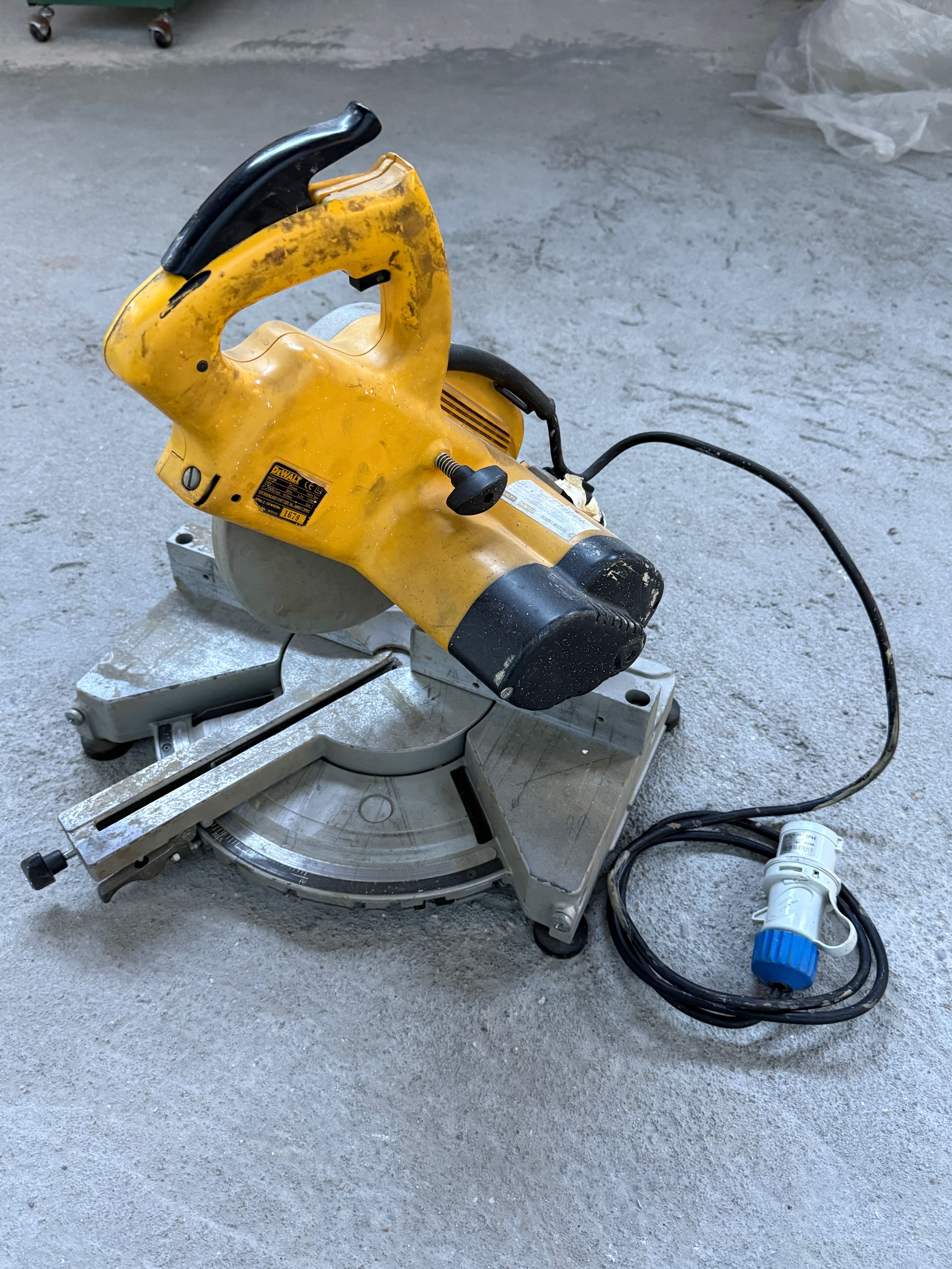 SERRA DE ESQUADRIA MARCA DEWALT DW 700