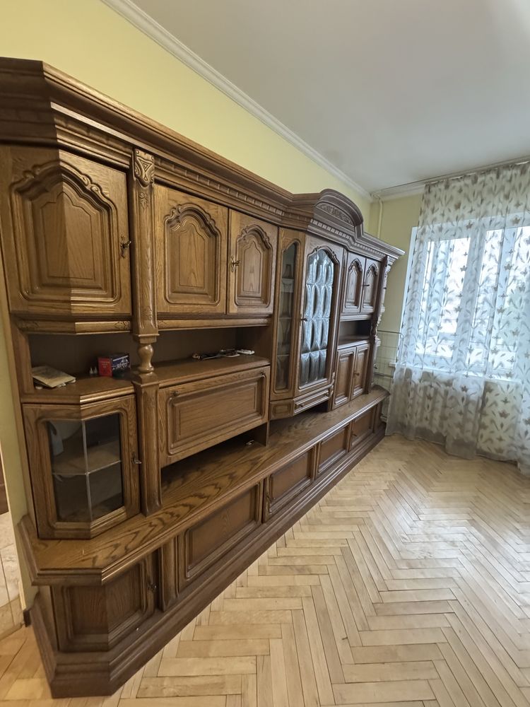 Містка шафа - сервант.