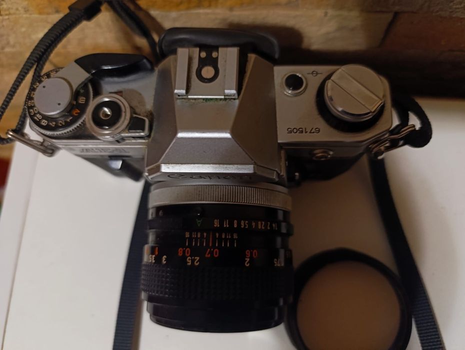 Canon AE 1 з обʼєктивом Canon Lens FD 50 mm 1:1.4 S.S.C