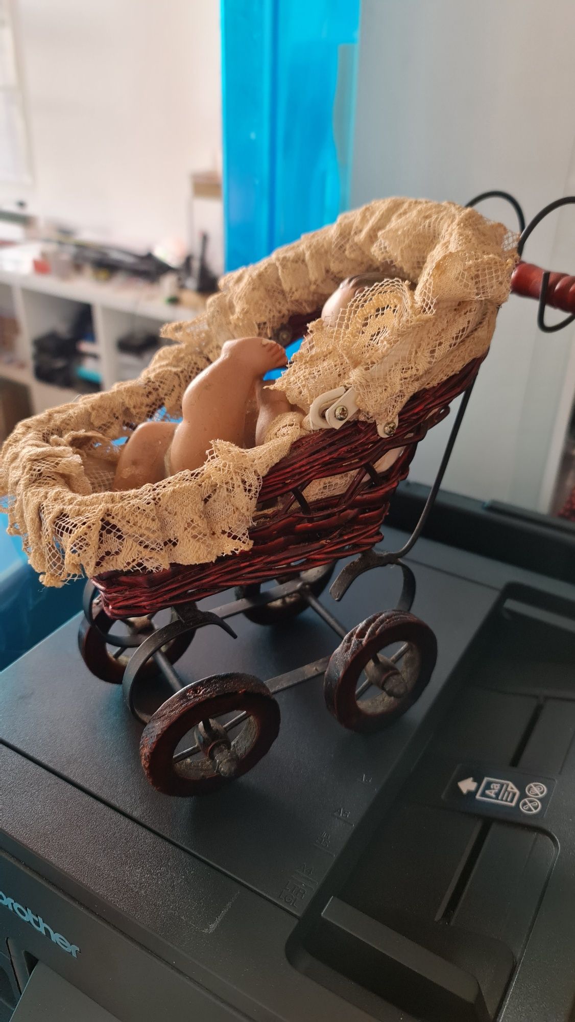 Carrinho de bebé decorativo / brinquedo muito antigo