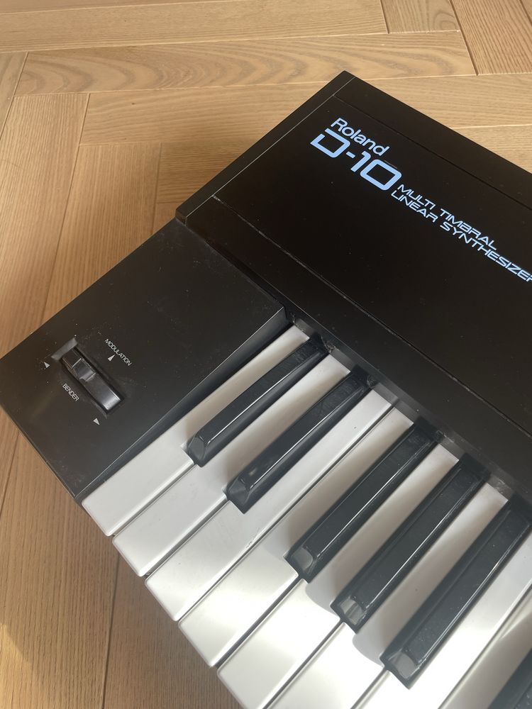 Roland D-10 Syntezator