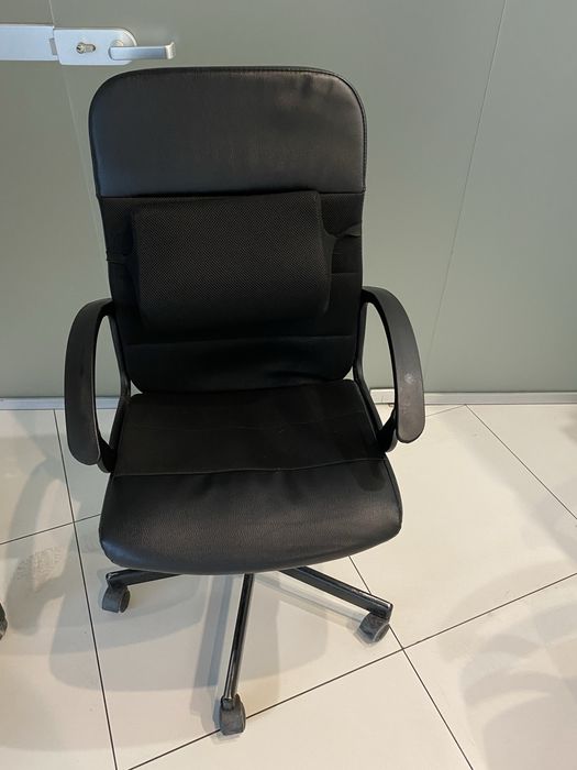 Продам офісні крісла