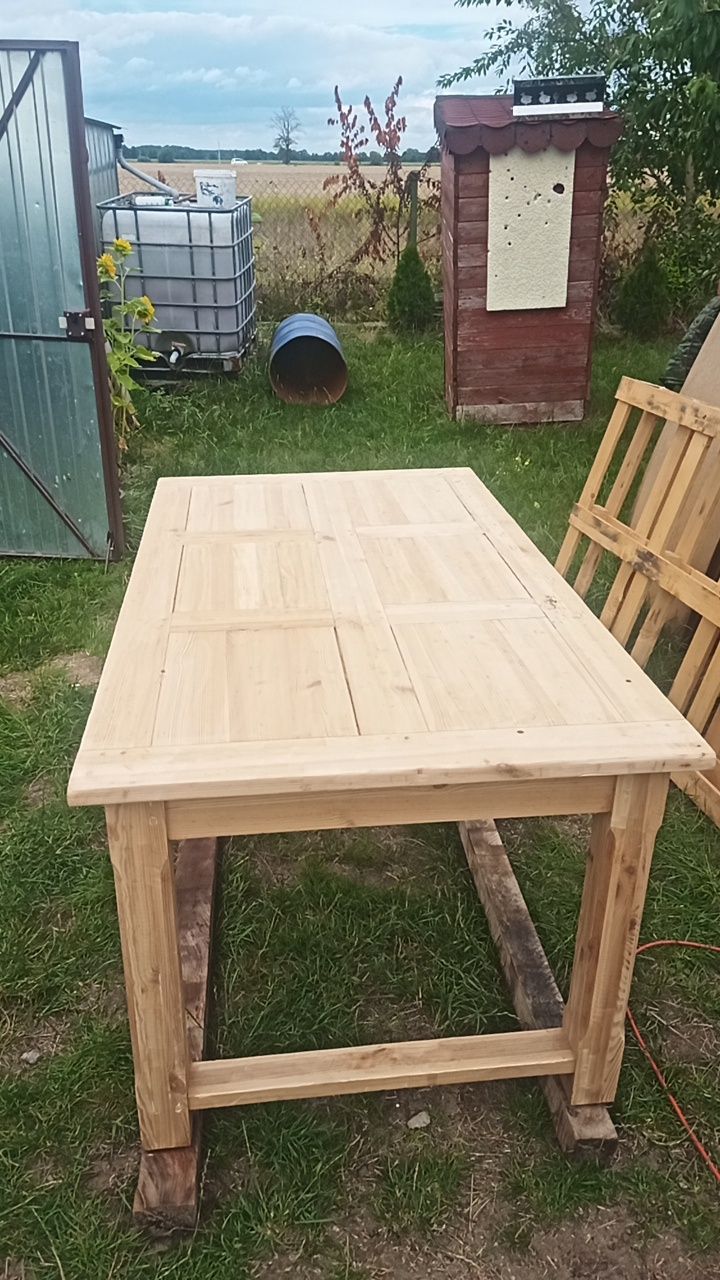 Stół drewniany po renowacji retro