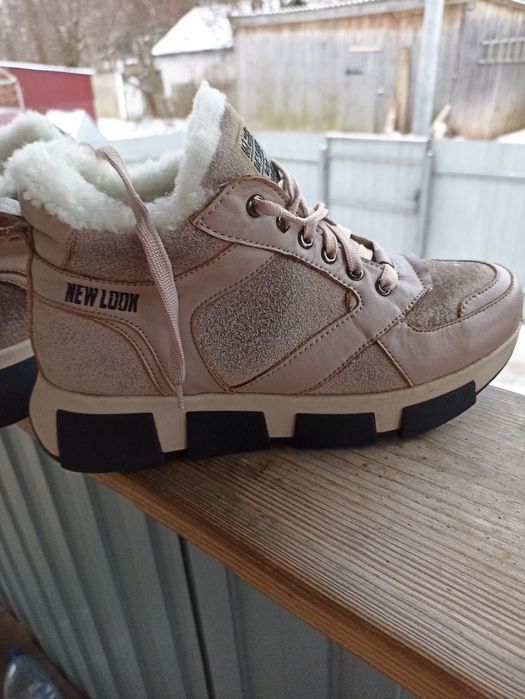 Ботінки зимові . Теплі . Зручні.