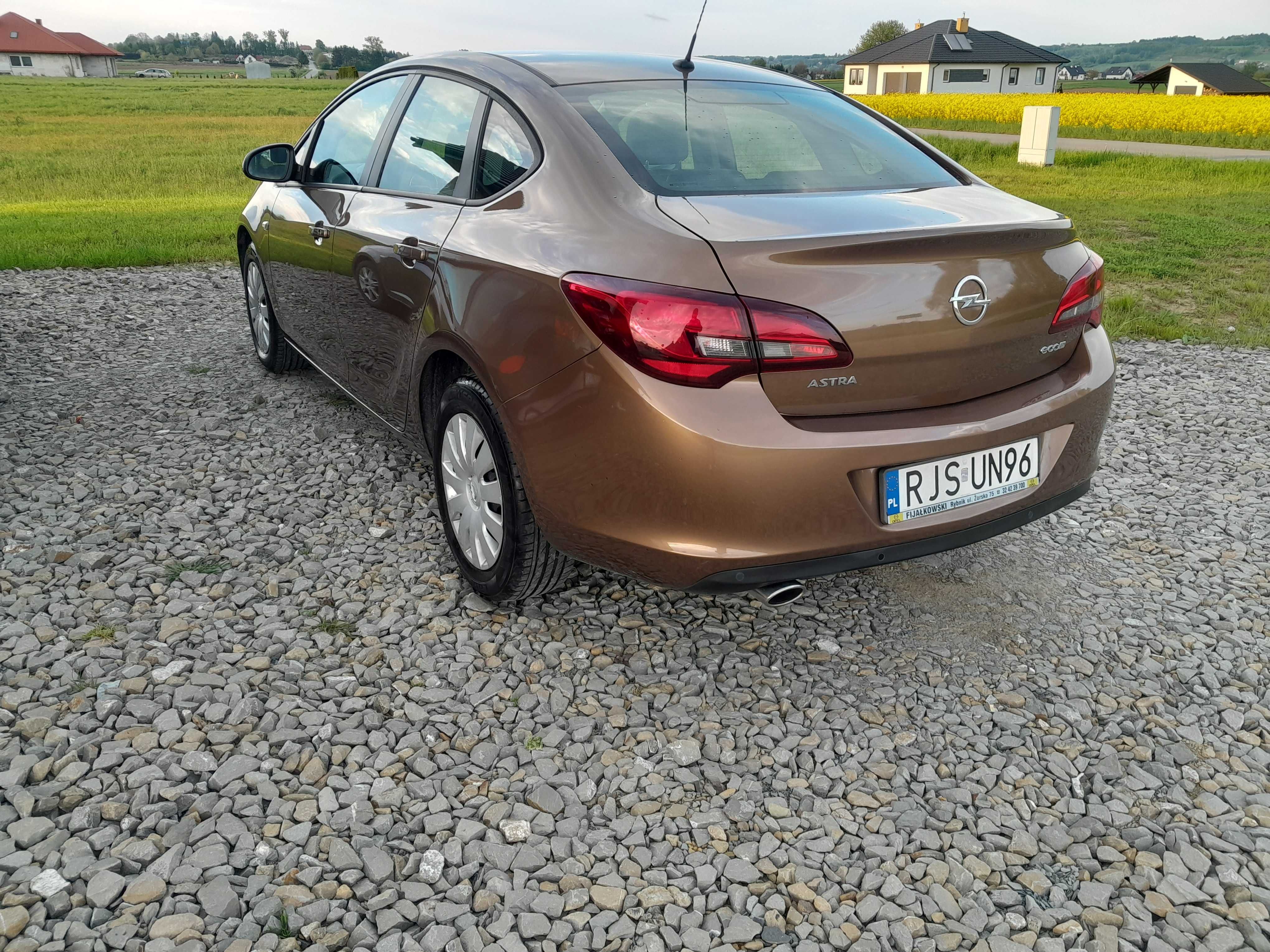 Opel astra j sedan salon 2016r 1.4 turbo + gaz