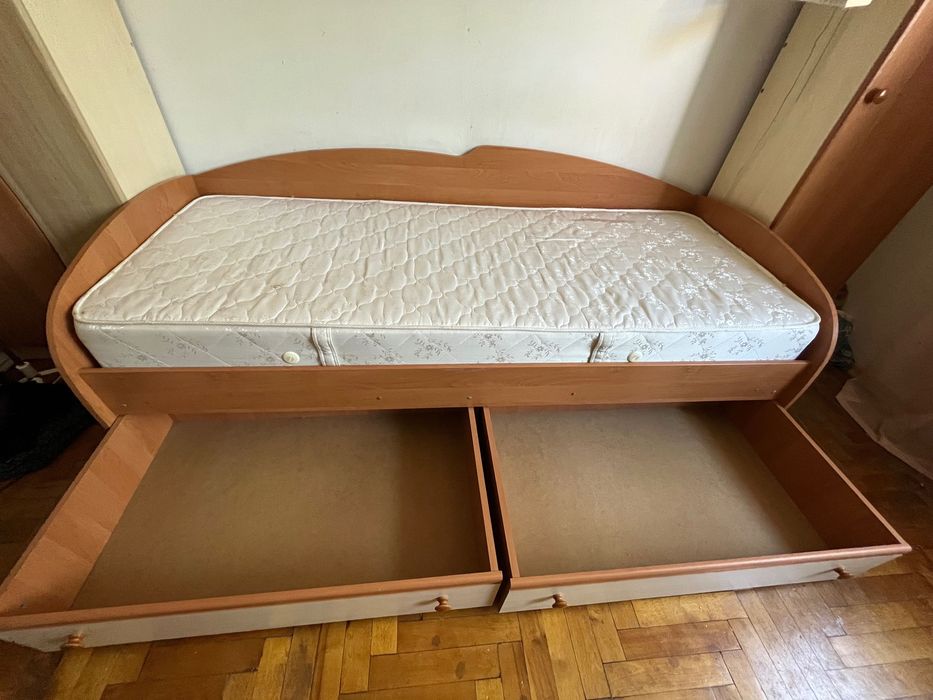 Комплект мебелі в дитячу/підліткову кімнату.