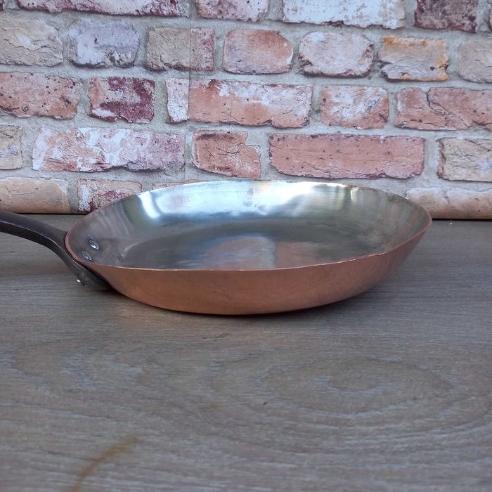 Duża miedziana patelnia śred. 27 cm - ciężka sygnowana