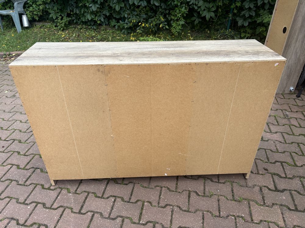 Komoda w kolorze ciemnego drewna