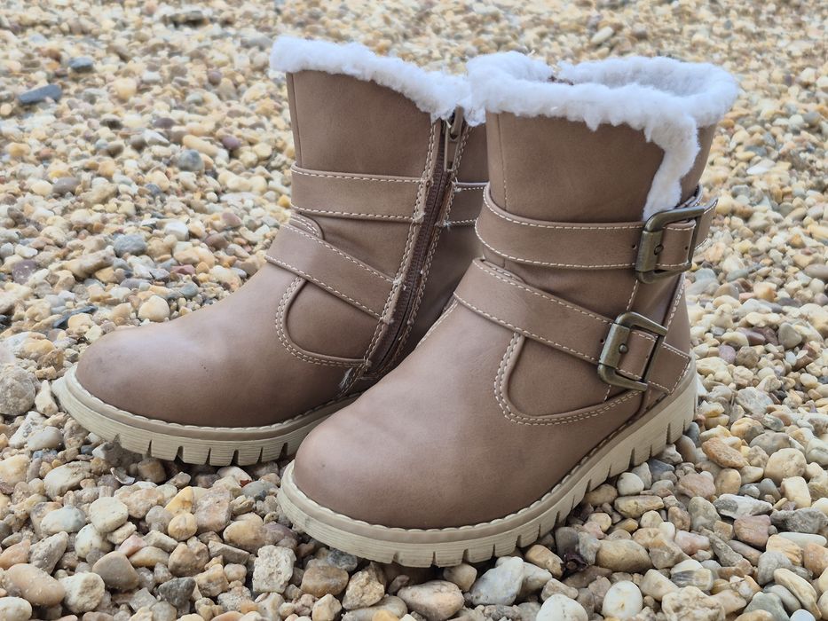 Varios tipos de sapatos para Criança