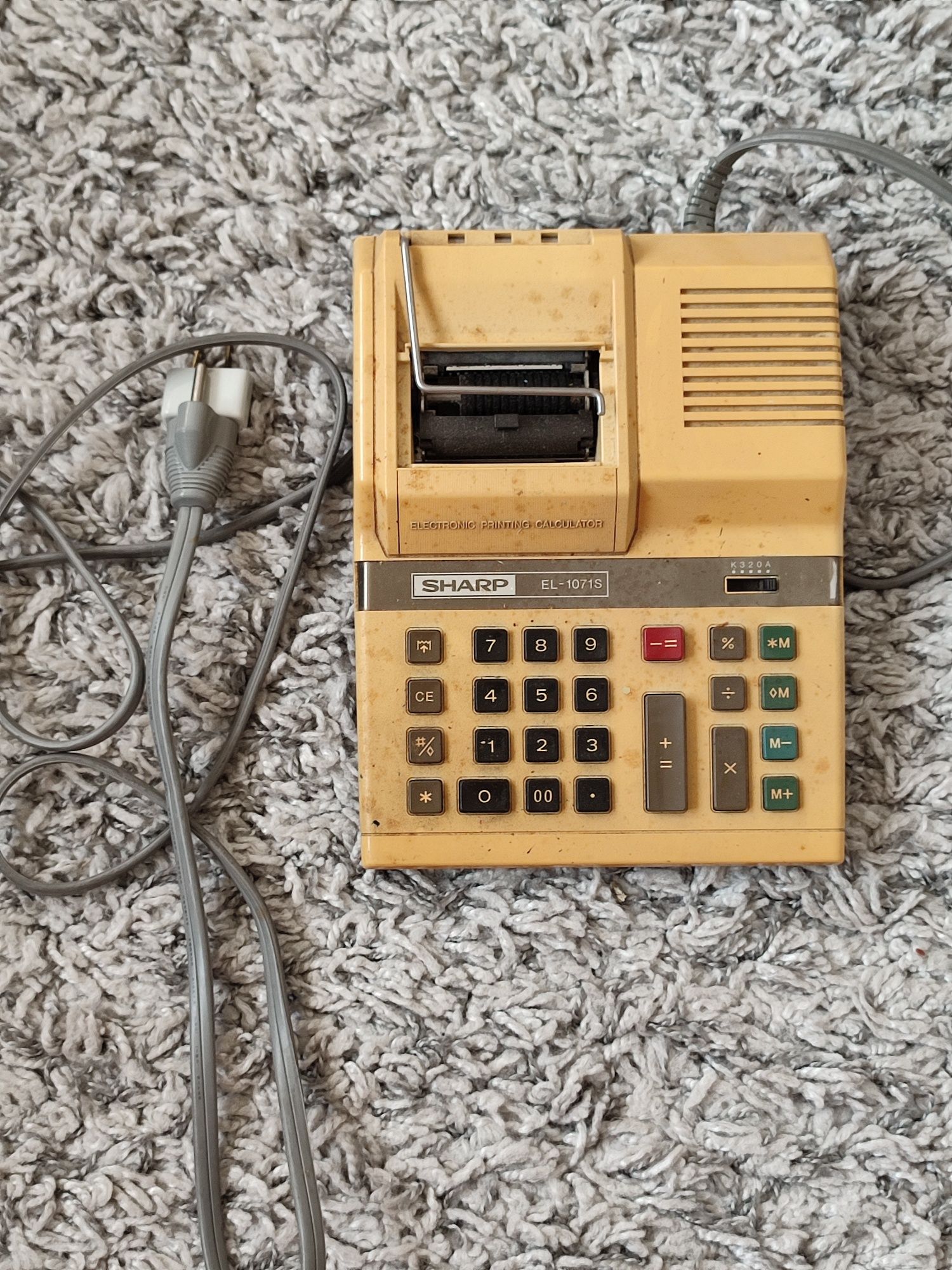 Stary kalkulator marki SHARP model 1071S