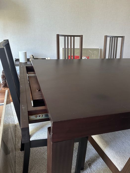 Conjunto mesa e 6 cadeiras para sala de jantar. Estofo novo.