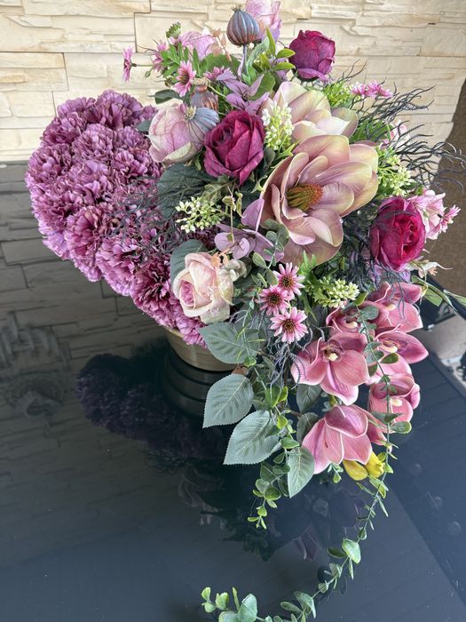 Okazała kompozycja nagrobna wiązanka na cmentarz  z motywem serca