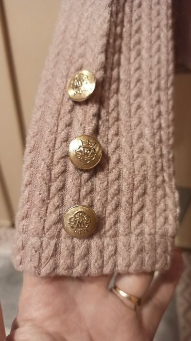 Krótszy sweterek dla dziewczynki