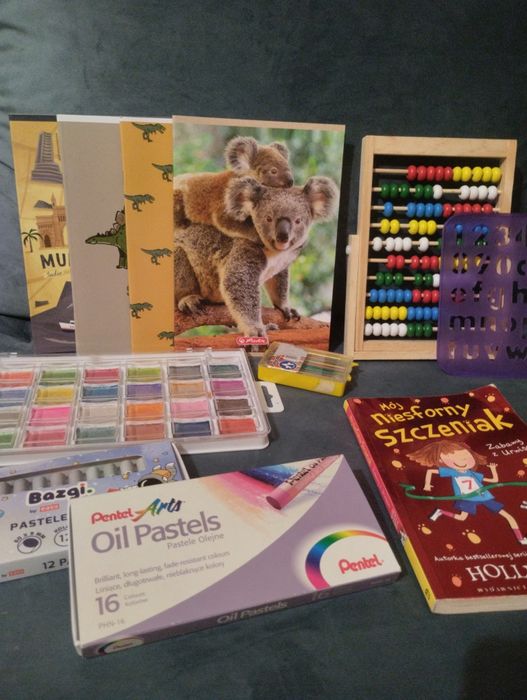 Zestaw szkolny zeszyty kredki liczydło