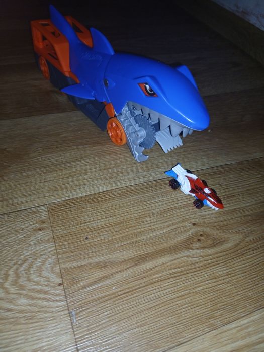 Хот Вілс Акула поїдає машинки Hot Wheels Shark Chomp Transporter Matte