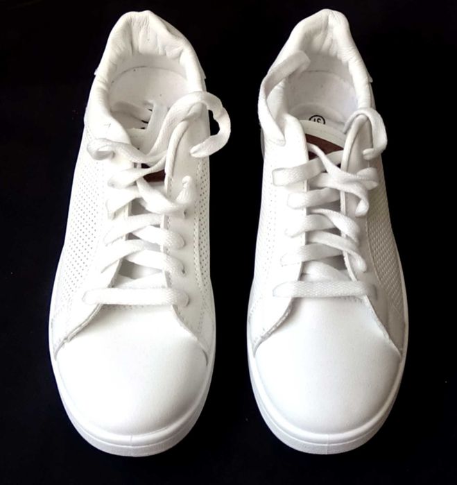 Продам кроссовки, бренд "STILLI", белый цвет , размер 37 .