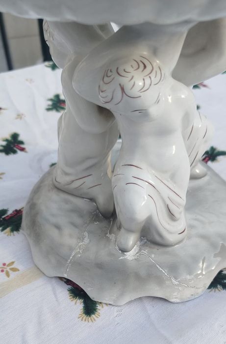 Taça decorativa em porcelana com relevo de querubins