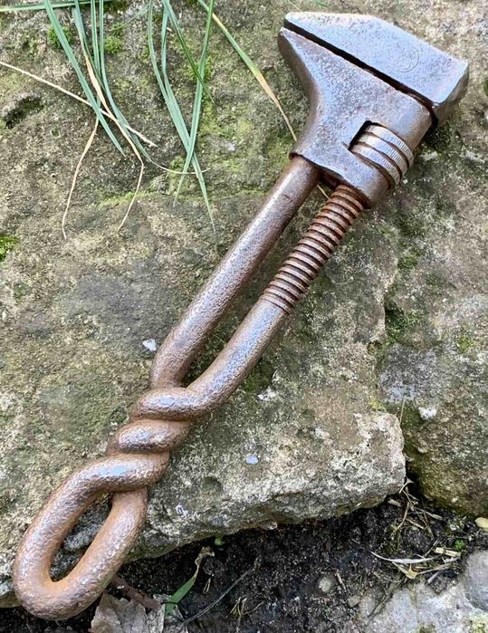 Старинный разводной ключ с клеймами. Германия