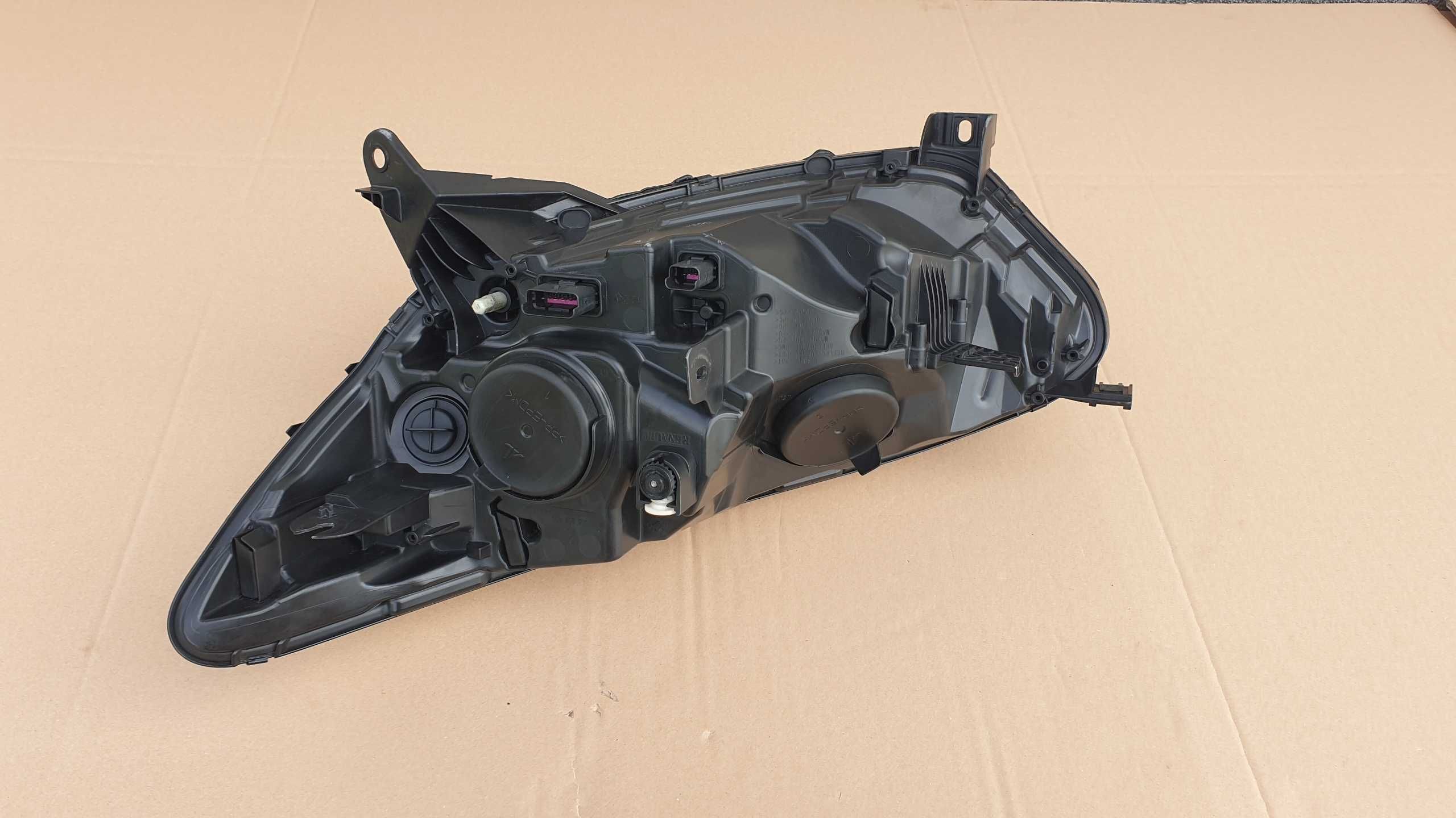 Renault Captur 1 I 2013-17 prawa lampa przód przednia UK