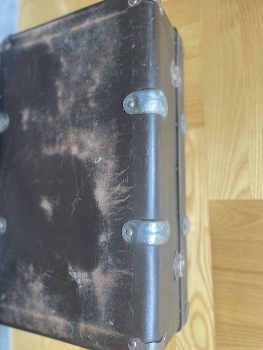 Stara walizka z metalowymi okuciami