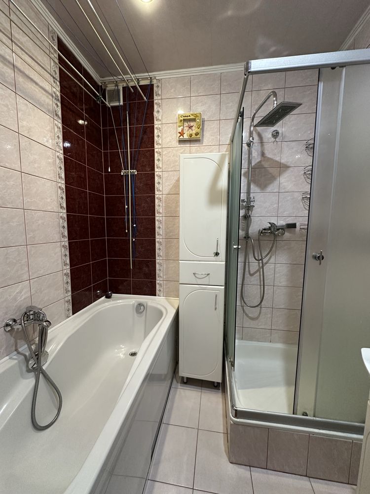 продаж 3 кімнатної квартири в центрі міста.Можна під  державні програм